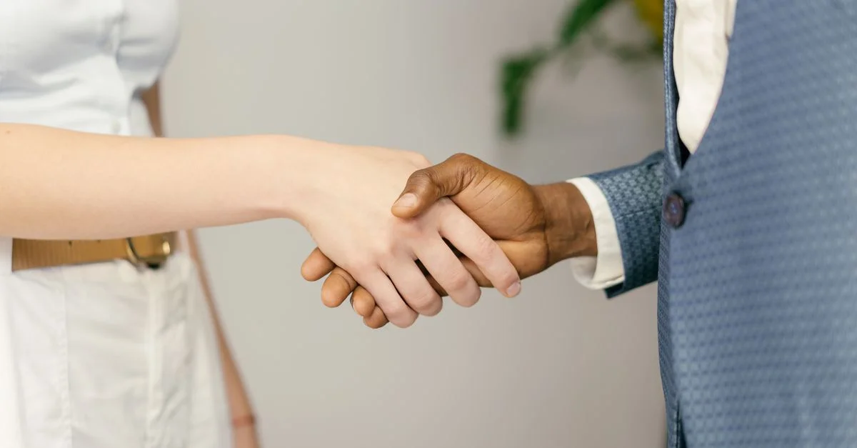 Gros plan sur une poignée de main professionnelle symbolisant l'accord et le partenariat dans les affaires.