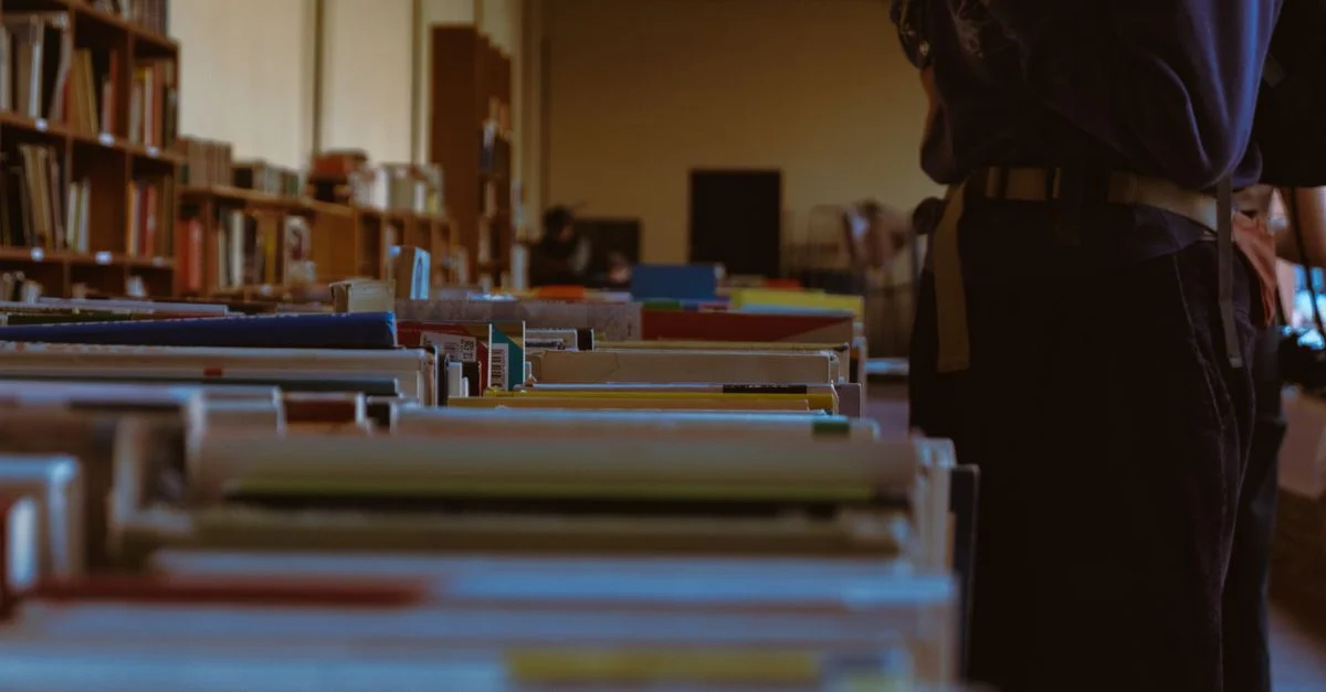 Explorez un cadre bibliothécaire paisible avec des rangées de livres offrant connaissance et inspiration.